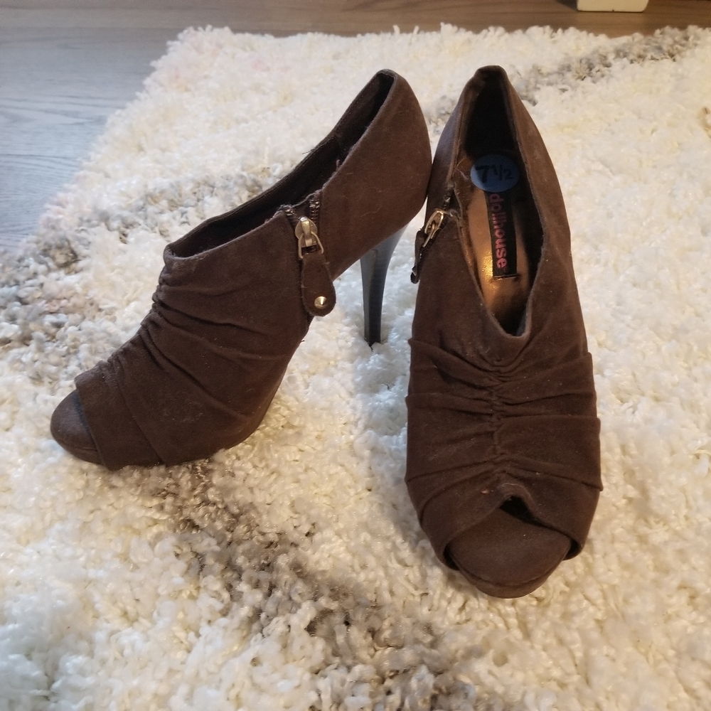 Dollhouse faux suede peep toe heels size 7.5